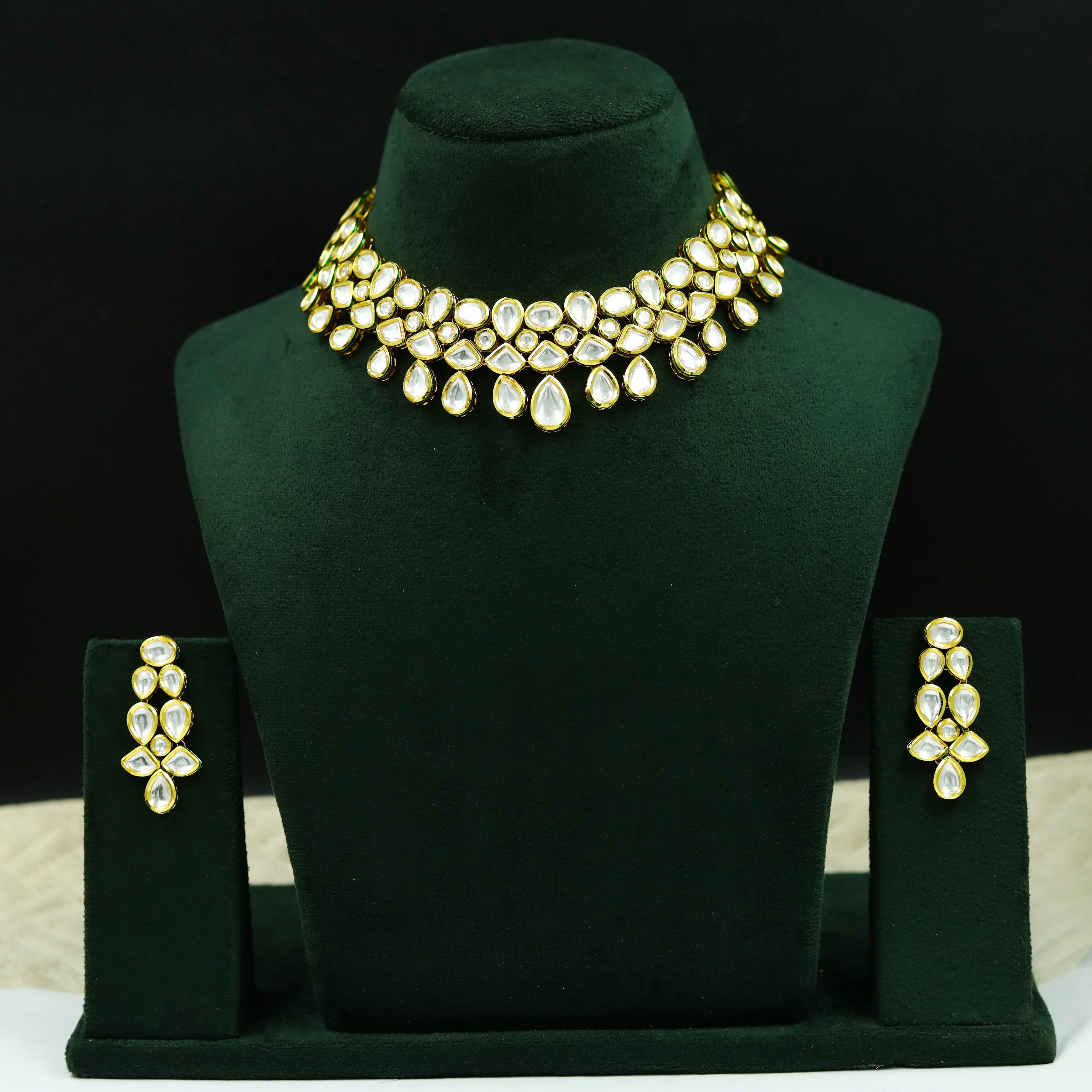 Round Neck Kundan Necklace Set 12183-28
