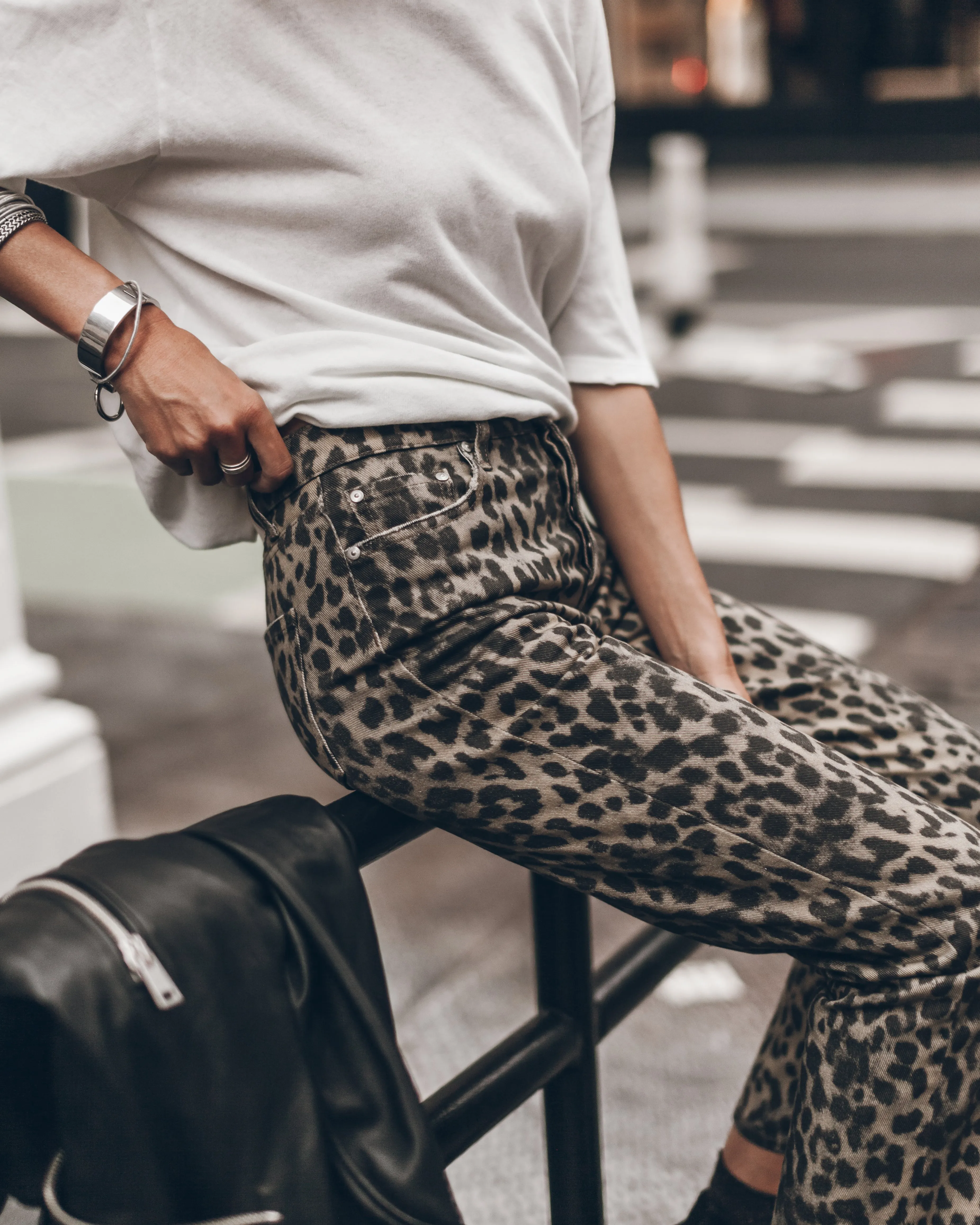 Stylish Womens Leo Cropped Straight-Leg Jeans