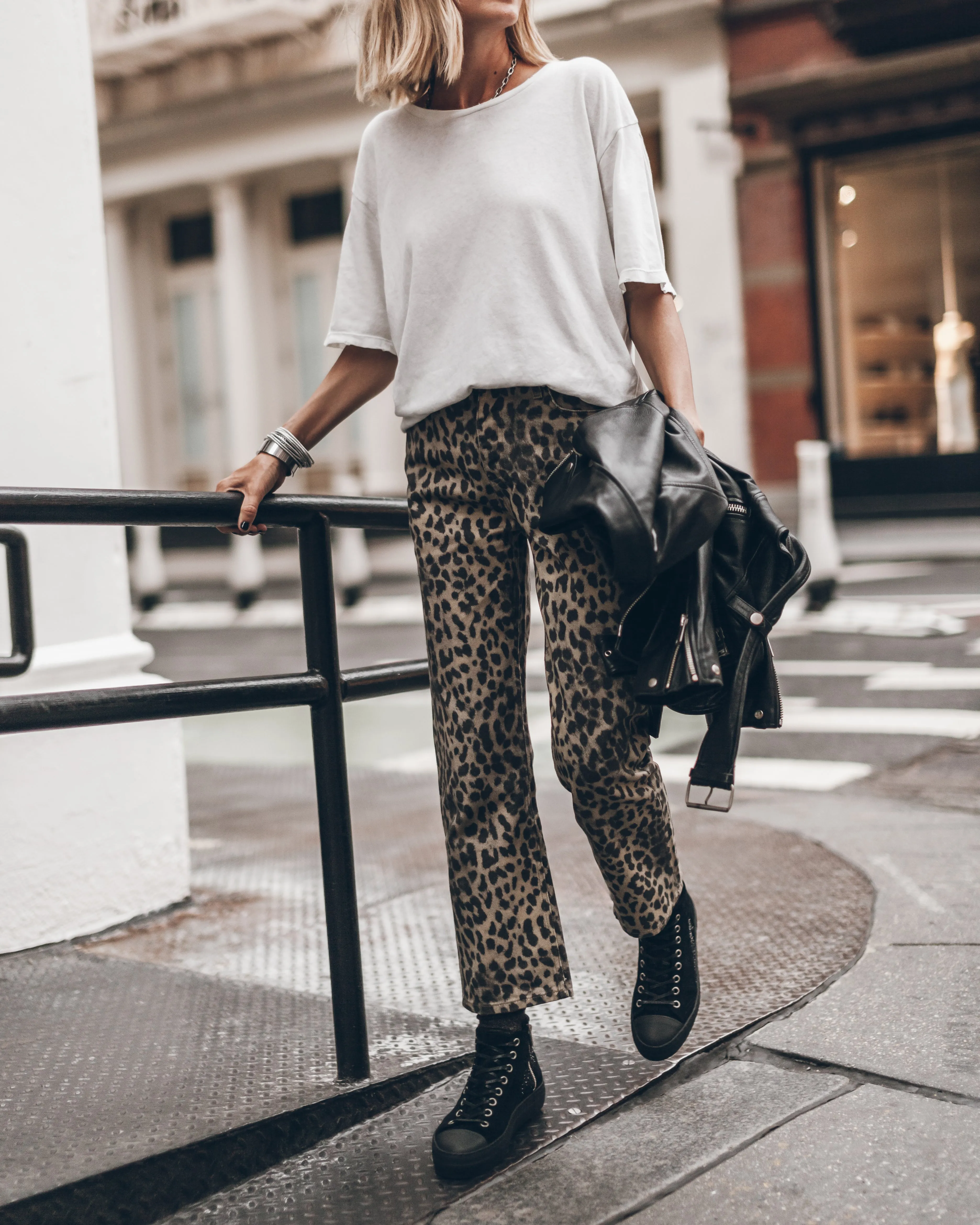 Stylish Womens Leo Cropped Straight-Leg Jeans